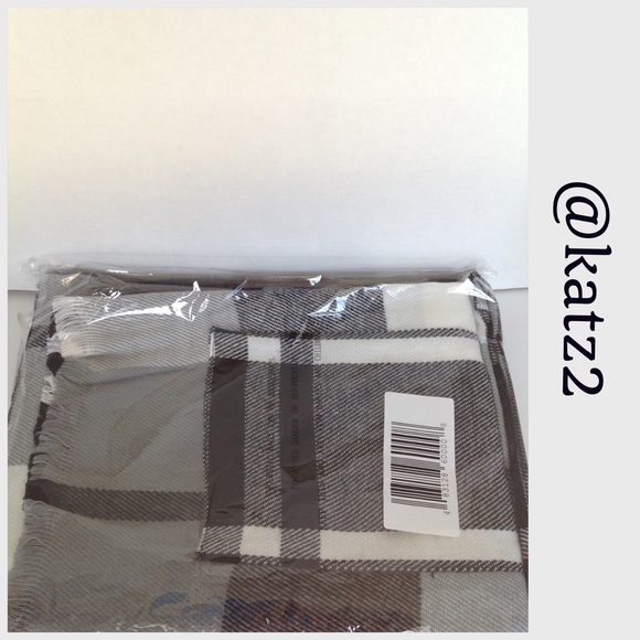 Chic Cape with Pockets NWOT - Picture 2 of 2